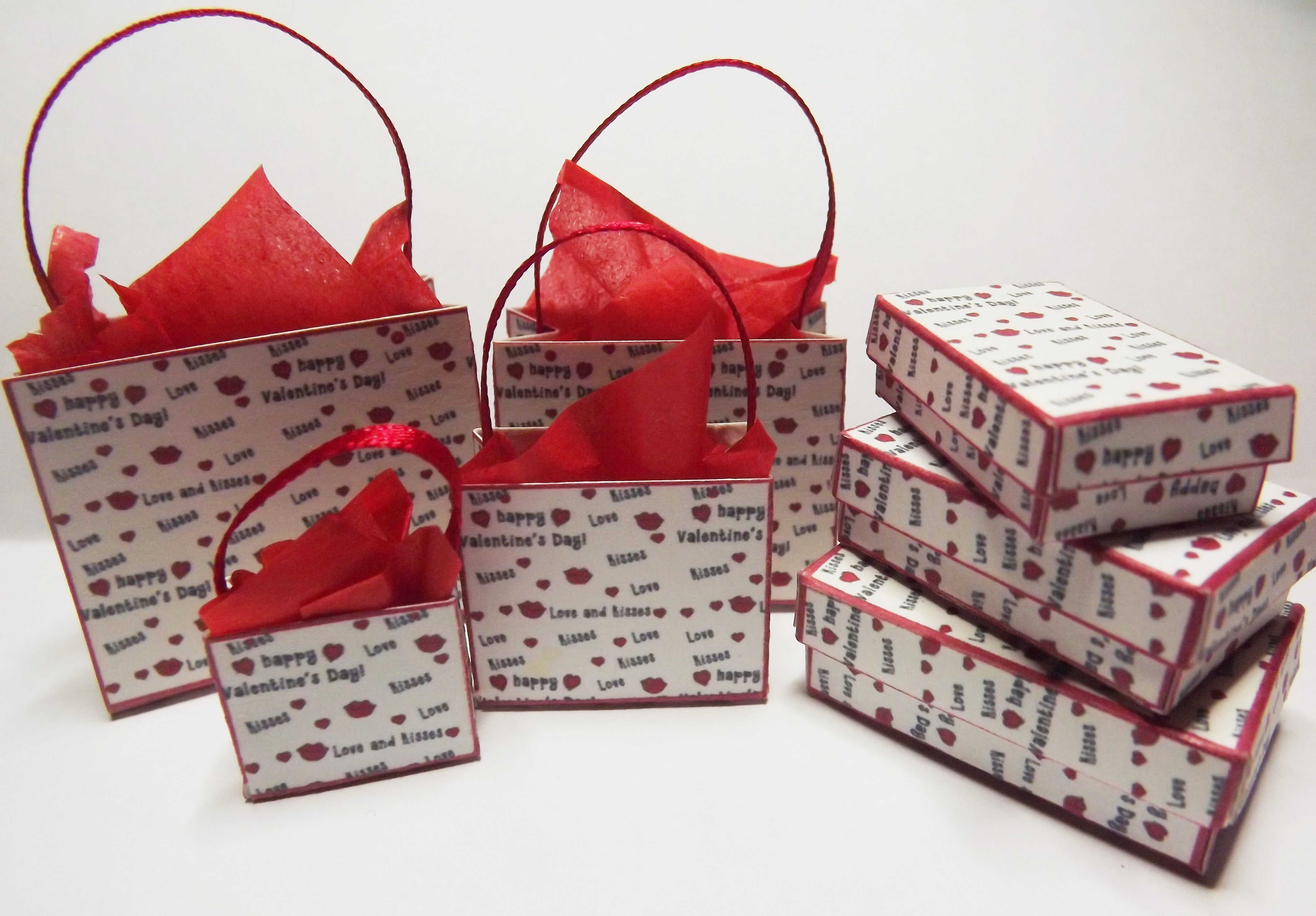 DOLLS HOUSE HEARTS & KISSES VALENTINES BAGS & BOXES KIT